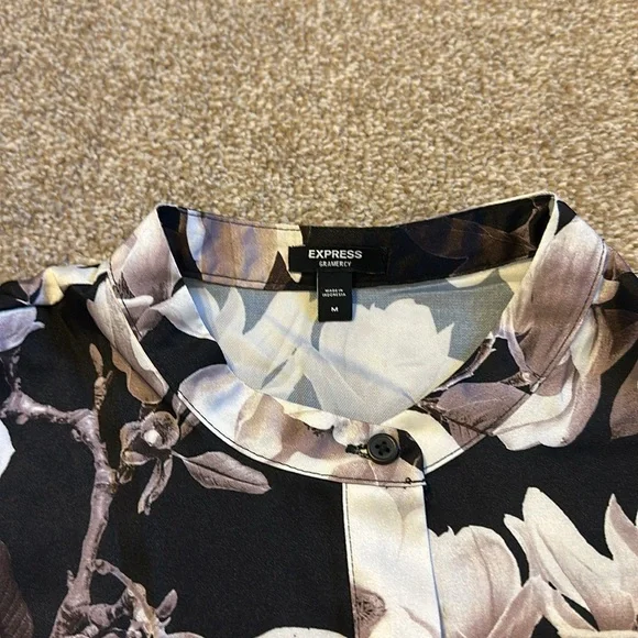 Express Ruffle Sleeve Blouse - Picture 3 of 3